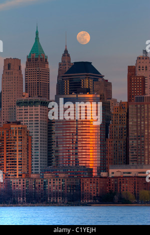 Der Vollmond steigt in lower Manhattan bei Sonnenuntergang gesehen aus New Jersey während der Mond Perigäum im März 2011 Stockfoto