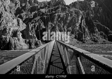 Schwarze und weiße Brücke über den Colorado River im Grand Canyon National Park Stockfoto