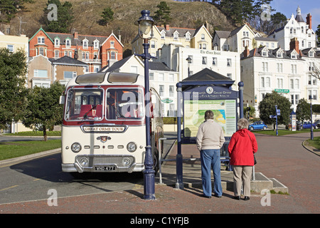 "Great Orme" Tourbus die Touristen um den Great Orme Kopf in Llandudno, Nord Wales nimmt Stockfoto