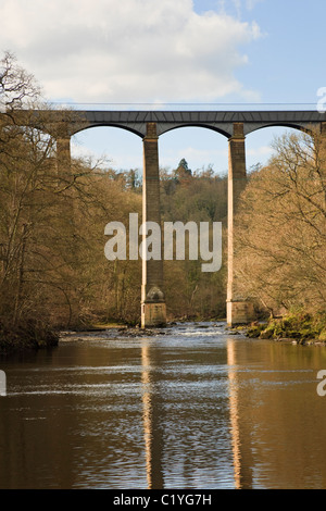 Trevor, Wrexham, Nordwales, UK. Pontcysyllte Aquädukt trägt Llangollen Kanal über das Tal des Flusses Dee. Stockfoto