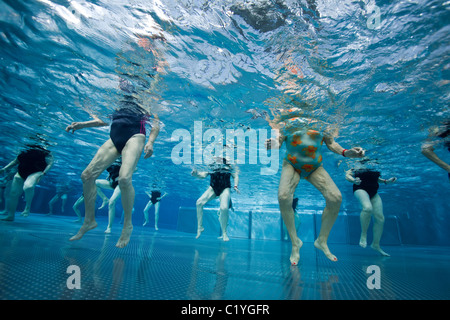 In der Vichy-Schwimmbad eine Wasser-Aerobic für Senioren (Frankreich). Stockfoto