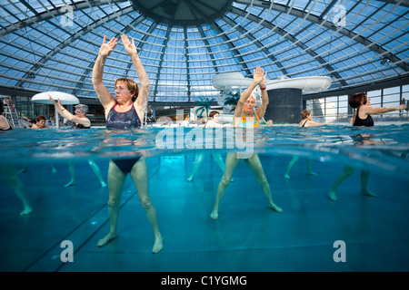 In der Vichy-Schwimmbad eine Wasser-Aerobic für Senioren (Frankreich). Stockfoto