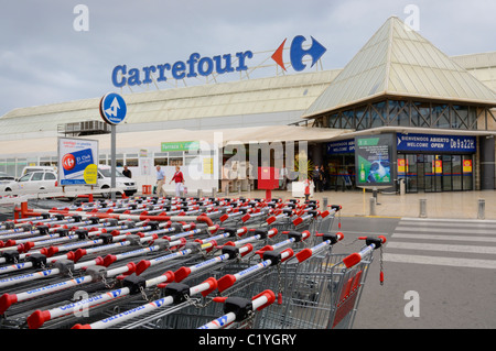 Einkaufswagen in einem Supermarkt in Torrevieja, Alicante, Spanien. Stockfoto