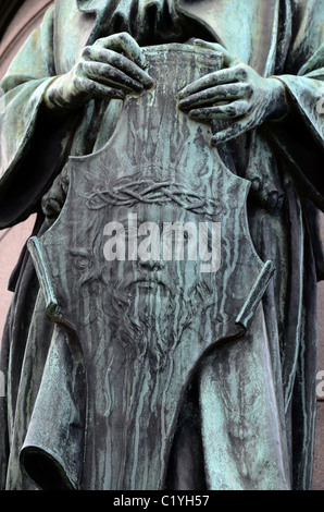 Das Antlitz Christi auf einem Schild, ein Detail aus dem Denkmal für William Ewart Gladstone in Coates Crescent Gardens, Edinburgh, Schottland, Großbritannien. Stockfoto