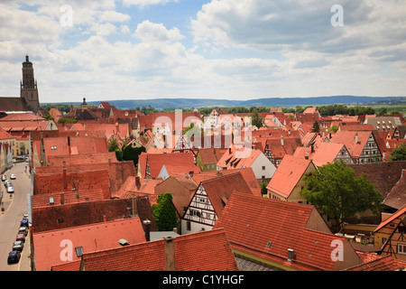 Nördlingen, Bayern, Deutschland. Luftaufnahme des roten Dächer von Daniel Turm in der mittelalterlichen Altstadt an der romantischen Straße Stockfoto