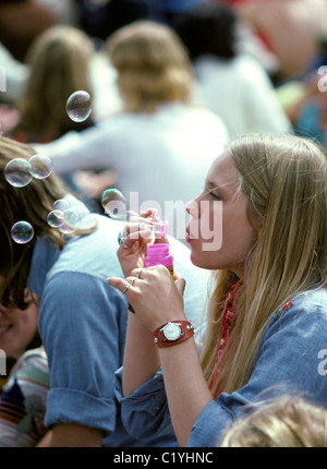 San Francisco, Kalifornien. Hübsche blonde Frau bläst Luftblasen bei Rock-Konzert. © Bob Kreisel Stockfoto