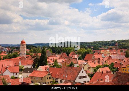 Nördlingen, Bayern, Deutschland. Luftaufnahme des roten Dächer von Daniel Turm in der mittelalterlichen Altstadt an der romantischen Straße Stockfoto