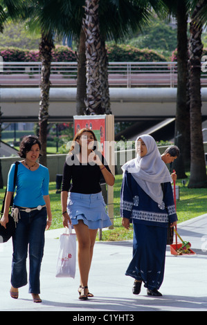 Singapur. drei muslimische Frauen in traditioneller Tracht mit Burka, Shop in der Innenstadt. Stockfoto