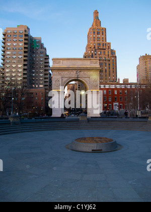 Bogen Sie im Washington Square Park in Greenwich Village in New York City bei Sonnenuntergang Stockfoto