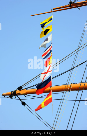 Marine Signalflaggen am Mast eines Segelschiffs. Stockfoto