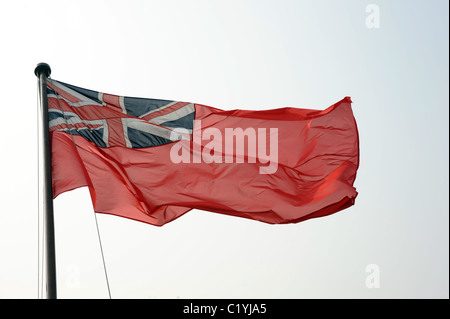 Die Red Ensign (rote Staubtuch) geflogen durch Handelsschifffahrt registriert nach Großbritannien. Stockfoto