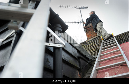 AERIAL FITTER FITTING NEUE DIGITALE TV-ANTENNE ZU INLÄNDISCHEN HAUS RE DIGITALUMSTELLUNG NEUE ANTENNEN SIGNAL ANALOGABSCHALTUNG UK Stockfoto