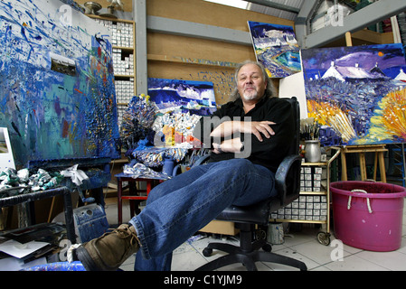 Schotte John Lowrie Morrison, auch bekannt als Jolomo in seinem Atelier in Tayvallich, Argyll, an der Westküste Schottlands Stockfoto