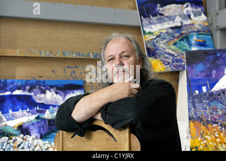 Schotte John Lowrie Morrison, auch bekannt als Jolomo in seinem Atelier in Tayvallich, Argyll, an der Westküste Schottlands Stockfoto