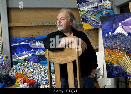 Schotte John Lowrie Morrison, auch bekannt als Jolomo in seinem Atelier in Tayvallich, Argyll, an der Westküste Schottlands Stockfoto