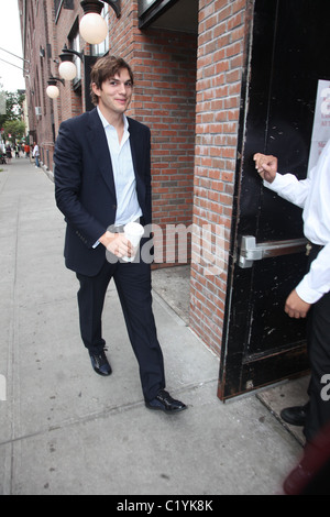 Ashton Kutcher kommt zurück zu seinem Hotel New York City, USA - 10.09.09 Stockfoto