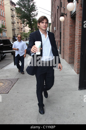 Ashton Kutcher kommt zurück zu seinem Hotel New York City, USA - 10.09.09 Stockfoto