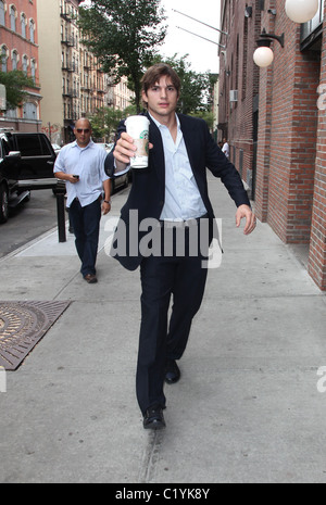 Ashton Kutcher kommt zurück zu seinem Hotel New York City, USA - 10.09.09 Stockfoto