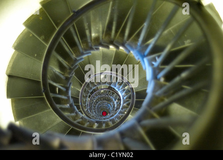 auf der Suche nach unten eine Wendeltreppe im Inneren des Denkmals, das Feuer von London england Stockfoto