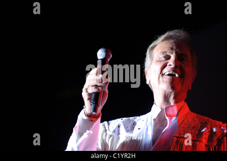 27. März 2011, Sacramento, CA - führt Pat Boone auf der Bühne im Thunder Valley Casino in Rocklin, Kalifornien Stockfoto