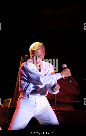 27. März 2011, Sacramento, CA - führt Pat Boone auf der Bühne im Thunder Valley Casino in Rocklin, Kalifornien Stockfoto