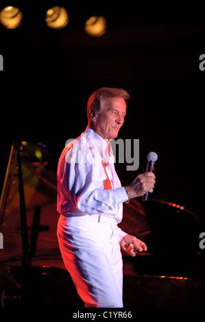 27. März 2011, Sacramento, CA - führt Pat Boone auf der Bühne im Thunder Valley Casino in Rocklin, Kalifornien Stockfoto