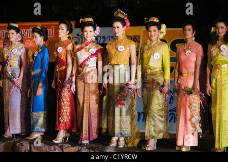 Teilnehmer in ein Kathoey-Schönheitswettbewerb in Nong Khai, Provinz Nong Khai, THAILAND. Stockfoto