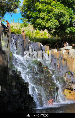 Einheimische und Touristen genießen die Rochester Falls auf die Savanne-Fluss in der Nähe von Souillac, Savanne, Mauritius. Stockfoto