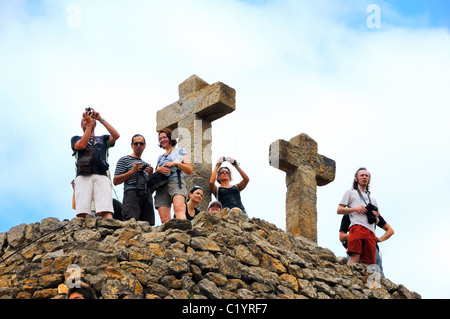 Die Tortur (Steinhügel) mit der Calvary (Turó de Les Tres Creus, drei Kreuze), Parc Güell, Barcelona, Spanien. Stockfoto