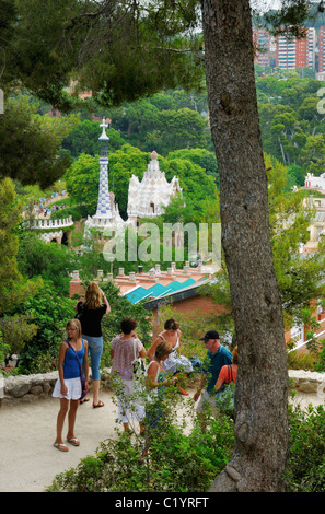 Besucher genießen den Blick auf die Wahrzeichen Pavillons am Haupteingang zum Parc Güell, Barcelona, Spanien. Stockfoto