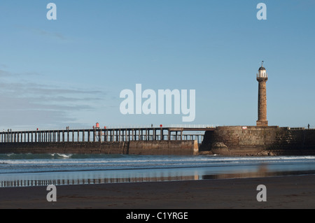 Sonnenlicht trifft man die Whitby Leuchttürme in North Yorkshire, England. Stockfoto