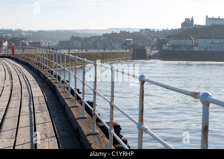 Rückblick auf Whitby vom nördlichen Pier an einem sonnigen Tag im März. Stockfoto