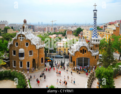 Die zwei markante Gebäude (Pavillons) am Haupteingang zum Parc Güell, Barcelona, Spanien. Stockfoto