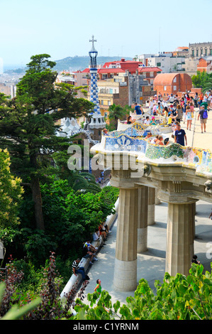 Das vordere Ende des großen Hauptplatz im Parc Güell, Barcelona, Spanien. Stockfoto