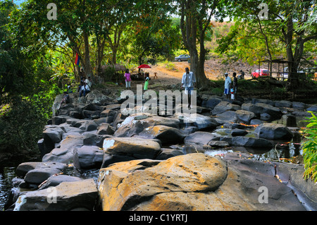 Einheimische und Touristen genießen die Rochester Falls auf die Savanne-Fluss in der Nähe von Souillac, Savanne, Mauritius. Stockfoto