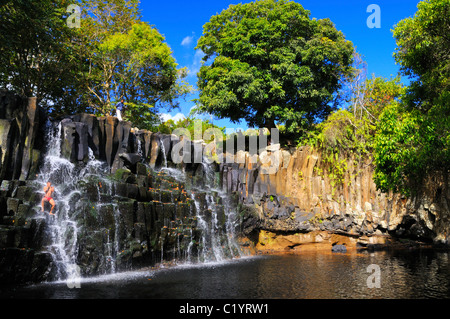 Einheimische und Touristen genießen die Rochester Falls auf die Savanne-Fluss in der Nähe von Souillac, Savanne, Mauritius. Stockfoto