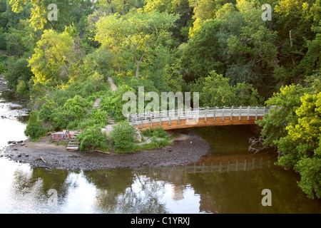 Fußgängerbrücke über den "Backwaters" des Mississippi River. Vater Hennepin Bluffs Park Minneapolis Minnesota MN USA Stockfoto