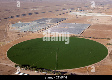 LUFTAUFNAHME. Zentrale Drehpunkt-Bewässerung in der Mojave-Wüste. Yermo, Barstow Area, San Bernardino County, California, USA. Stockfoto