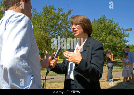 Senator Amy Klobuchar sprechen, um übermorgen-35W Brücke drücken zusammenbrechen. Vater Hennepin Bluffs Pk Minneapolis Minnesota MN USA Stockfoto