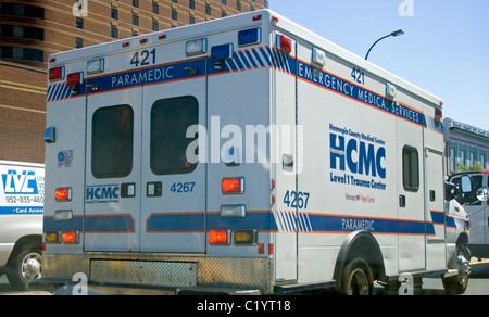 Rettungssanitäter Notarzt transport LKW HCMC Hennepin County Medical Center. Minneapolis Minnesota MN USA Stockfoto