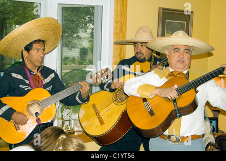 Mariachi Band Serenaden auf einer Geburtstagsfeier. St Paul Minnesota MN USA Stockfoto