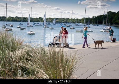 Menschen zu Fuß entlang der Küste. Lake Harriet Park Marina Minneapolis Minnesota MN USA Stockfoto