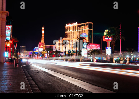 Belebte Straße und Paris Hotel und Casino mit Eiffelturm, Las Vegas Stockfoto
