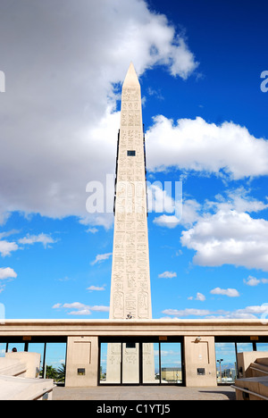 Luxor Hotel Casino in Las Vegas mit Luxor-Denkmal Stockfoto