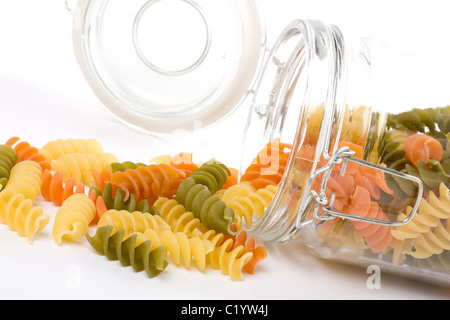 bunte Nudeln in einem Glas hautnah Stockfoto