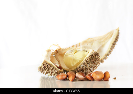 Durian-Schale, Samen und cremige Frucht Stockfoto