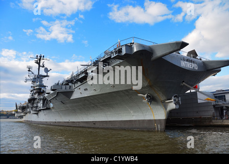 USS Intrepid (CV/CVA/CVS-11), bekannt als The Fighting "Ich", ist einer der 24 Flugzeugträger der Essex-Klasse während des zweiten Weltkriegs gebaut Stockfoto