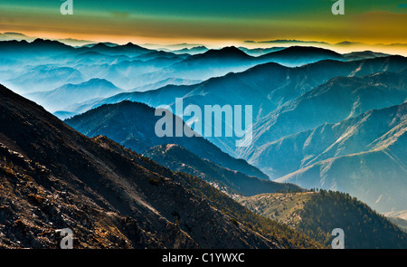 Den San Gabriel Mountains, aufgenommen vom Gipfel des Mt. Baldy, Los Angeles County, Kalifornien, USA Stockfoto