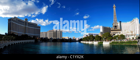 Las Vegas Paris und Bellagio Hotel Casino Panorama über See mit Eiffelturm am Strip, 4. März 2010 in Las Vegas, Nevada. Stockfoto