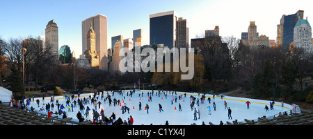 Central Park Schlittschuh Panorama in New York City mit Wolkenkratzern Stockfoto